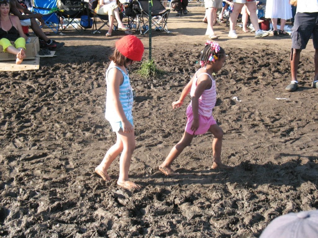 Bosonogi otrok? Ampak tla so umazana. In otrok se lahko prehladi. Bosonogi otrok? Ampak tla so umazana. In otrok se lahko prehladi.