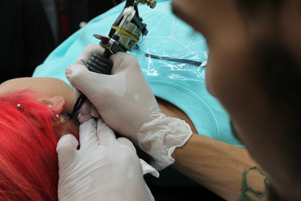 So piercingi in tatuji "Kul" ali morda predstavljajo nevarnost? So piercingi in tatuji "Kul" ali morda predstavljajo nevarnost?