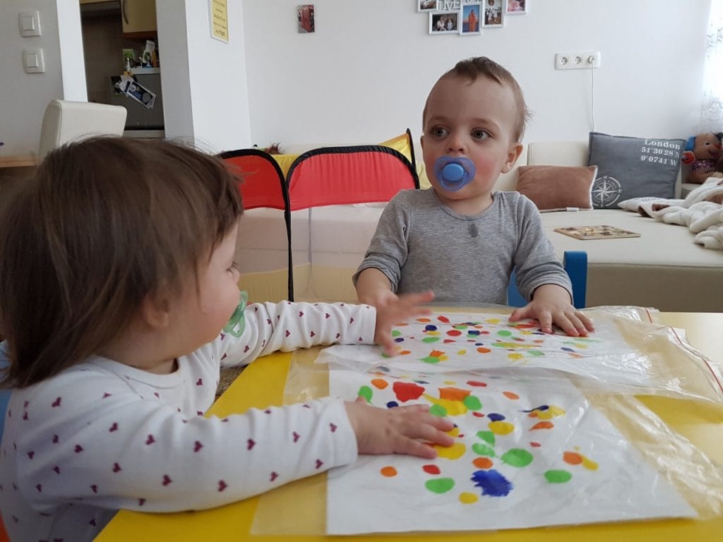 Ustvarjanje z dvojčki: slikanje s prstki