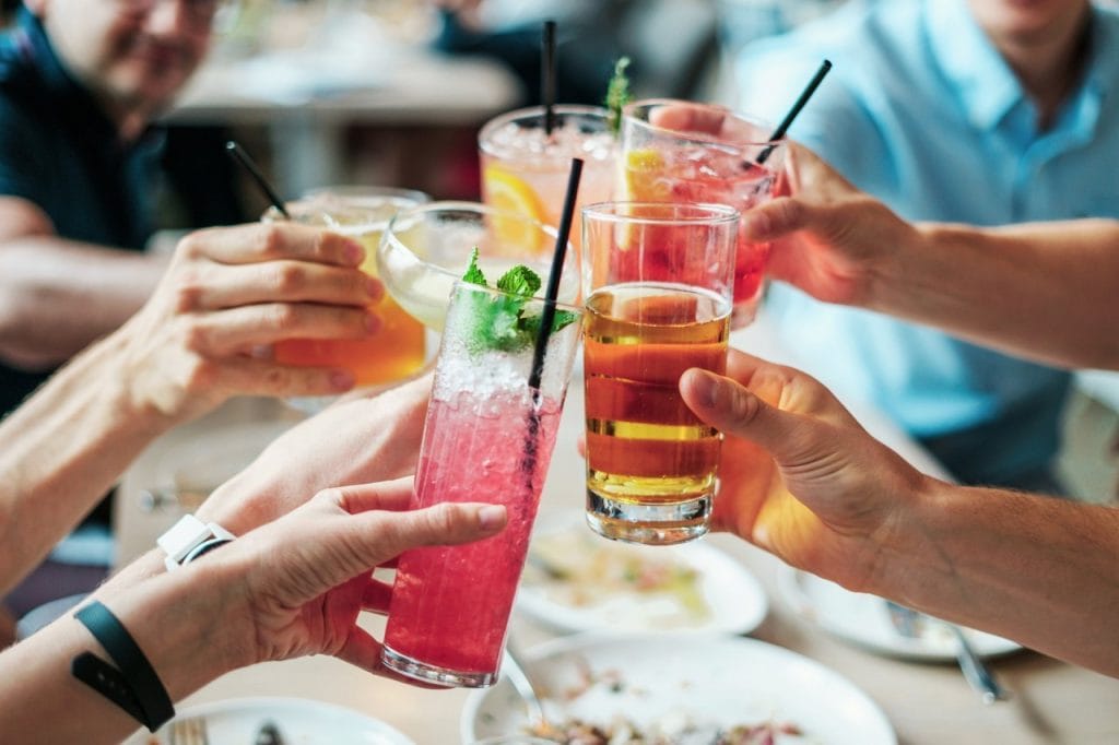 Pogovor z otrokom o alkoholu: kaj vprašati in kaj povedati Pogovor z otrokom o alkoholu: kaj vprašati in kaj povedati