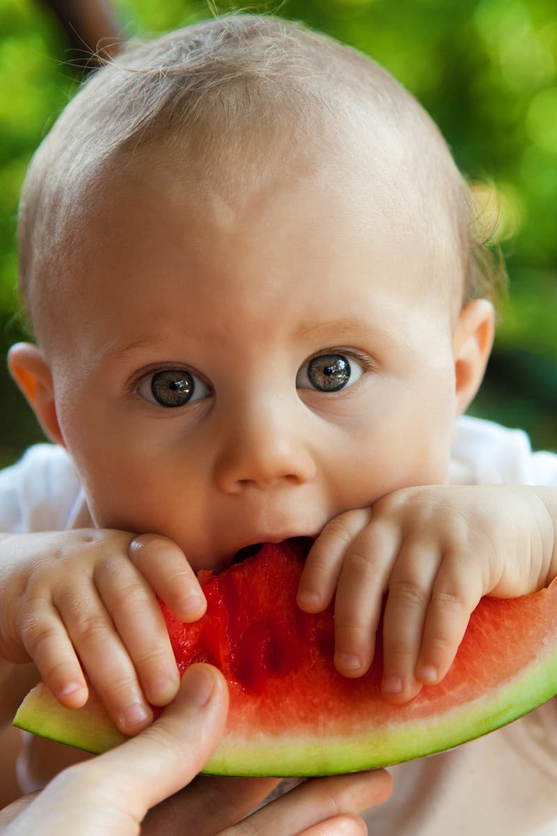 BLW (Baby led weaning) - priljubljena praksa uvajanja hrane
