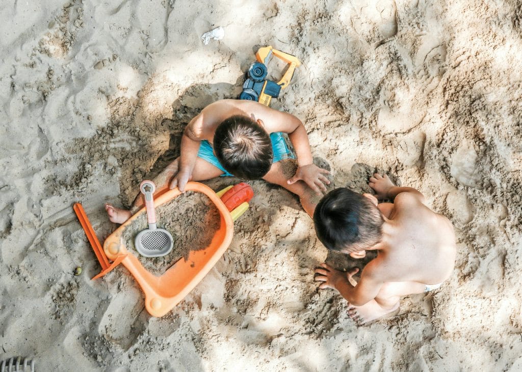 Kako zaposliti majhne otroke na plaži?